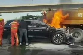问界M7追尾洒水车致三人死亡，评论区炸锅，到底是谁的责任？图片