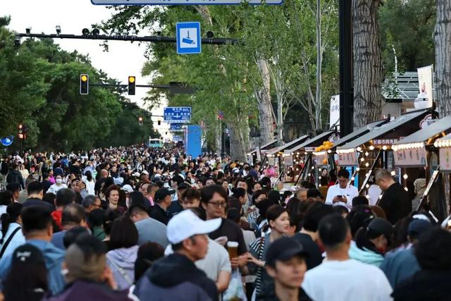 在新民大街，我被360°的快乐和人潮“包围”了！