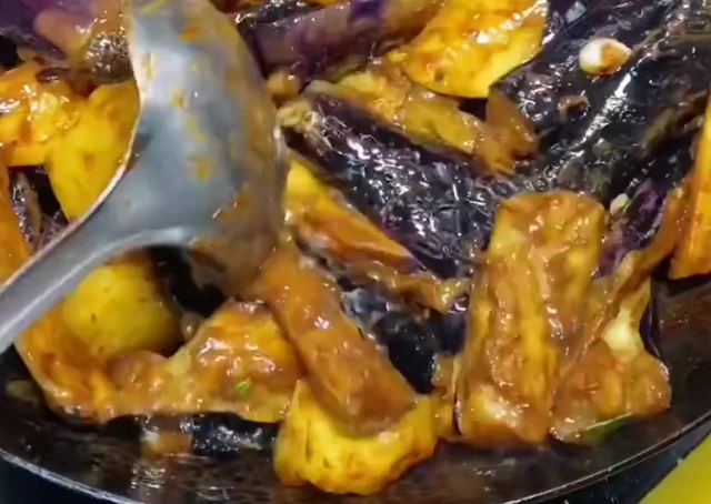 茄子和土豆还能这样搭？10分钟搞定，比红烧肉还香，拌饭绝了
