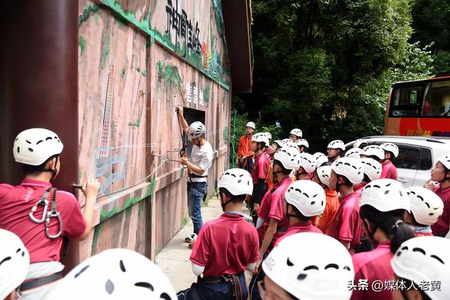六盘水月照神雕峰吸引全国夏令营学生“清凉凌空漫步”打卡体验