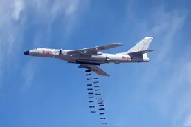 轰6k成功降落，中国不沉航母能容纳百架战机，美称这根本没法打图片