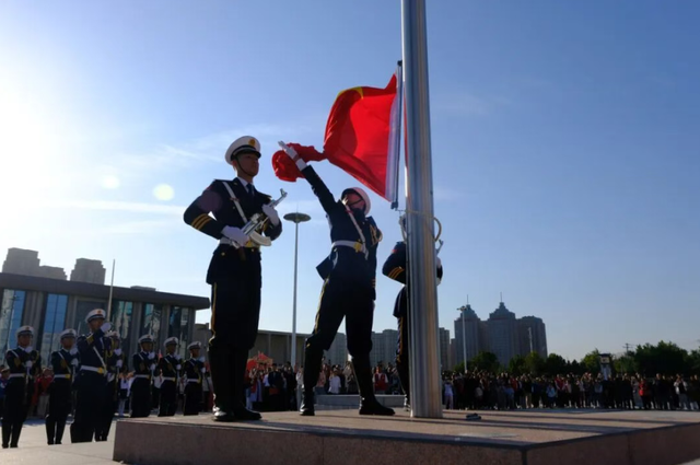 10月1日在解放广场，一起向国旗致敬！