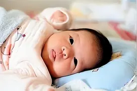 新生儿一天喂几次母乳？医生：不是按哭喂养！这个黄金时间表收好图片