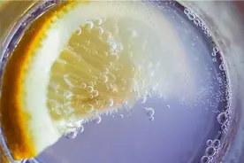 柠檬能杀死12种癌，比化疗强一万倍？喝柠檬水能抗癌？告诉你真相图片