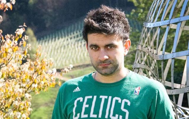 300年后牛顿法得到改进，修改泰勒展开式，收敛速度更快