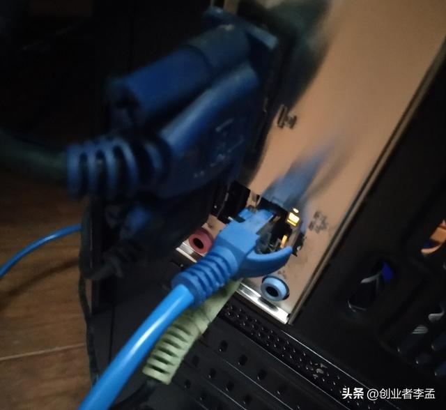 为什么数据传输走USB会发热巨大，但网线上传下载数据时却不会？