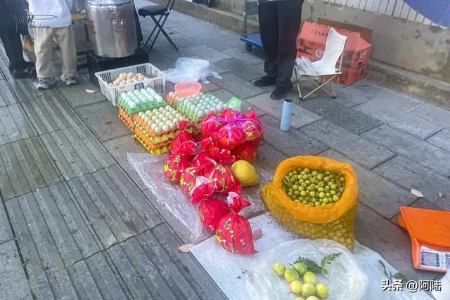 傍晚偶遇社区边的小小美食街,好几个摊位前都排着长队