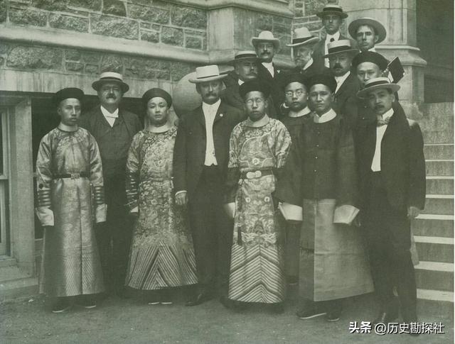 1924年溥仪被赶出紫禁城，在翊坤宫留影，寸头高筒皮靴，气质不凡