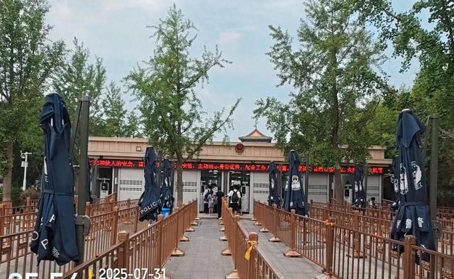今天上午，天安门毛主席纪念堂前发生的真实场景画面，大家看看吧