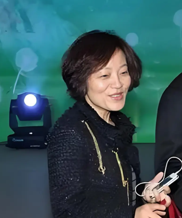 赵薇突传出2个消息，事业再崩盘元凶另有人，但有一点很庆幸