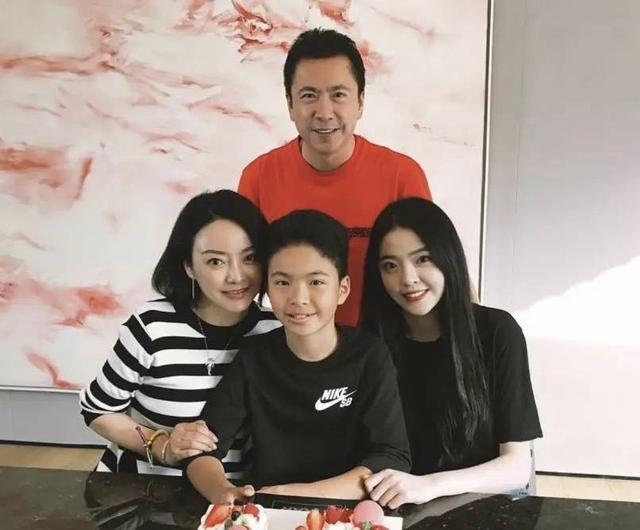 娱圈大佬现状被曝，欠债22亿，搬进破败小院生活，妻子带货还债