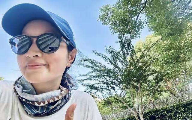 42岁沈佳妮健身照，腰臀比封神，终于懂朱亚文为啥说生理性喜欢