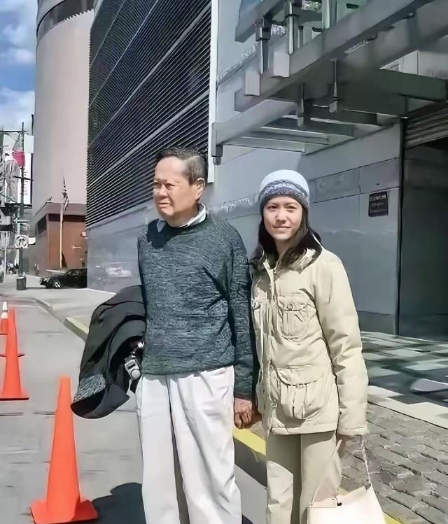 杨振宁走后1个月	，翁帆搬离别墅，穿帆布鞋吃食堂，带走34箱东西