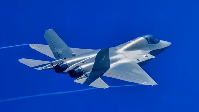F-22猛禽与中国新型歼-35战斗机：舰载与制空的不同战略路径
