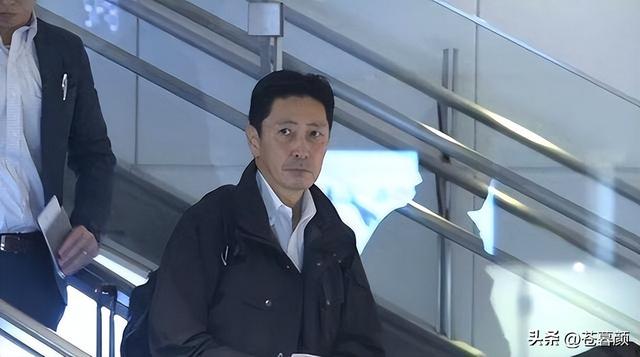 日本高官抵达北京，落地后眉头紧锁，中方通知日本，不见高市早苗
