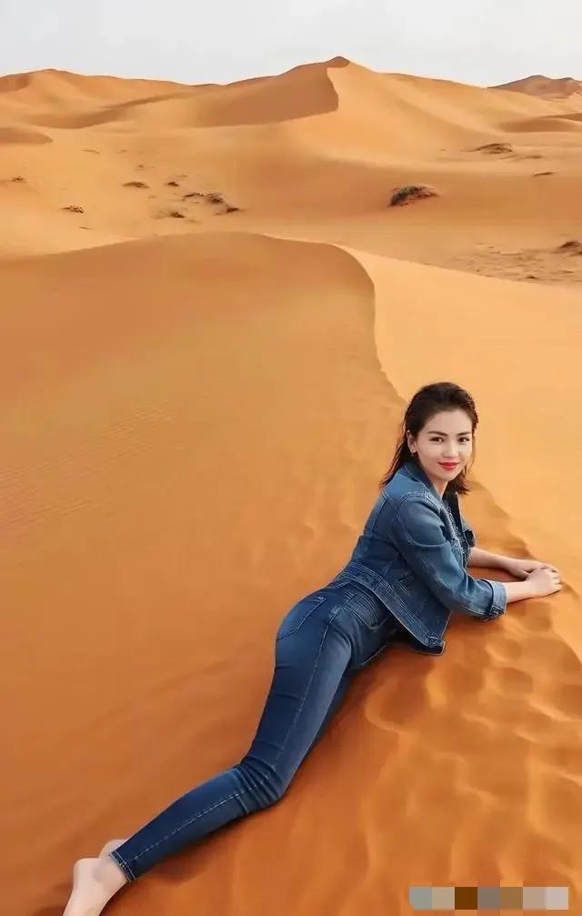 刘涛沙漠美照！“大脚丫”成亮点，两个孩子的妈，身材依旧火辣！