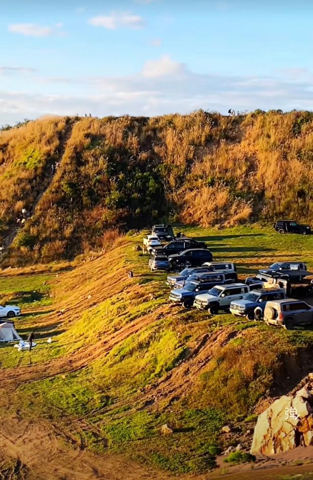 昆明日落“被劝退”，没登上最高处，却发现了更绝的天际线
