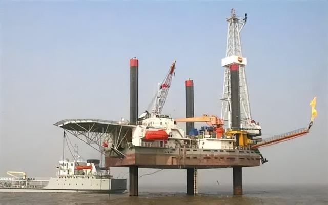 美航母舰队进战位，委电话打到北京，救不救马杜罗？王毅斩钉截铁