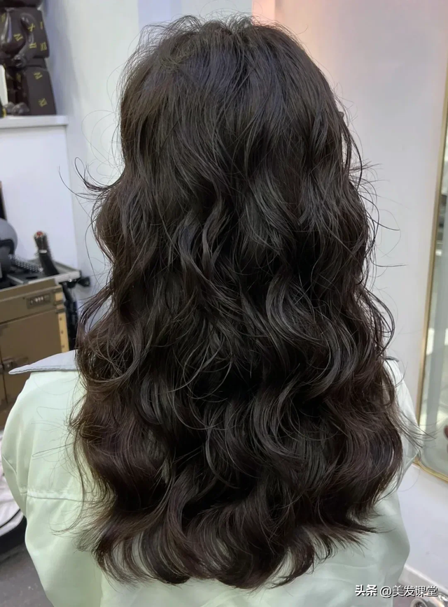 三种很流行的女生烫发发型， 慵懒蓬松很优雅，极具高级感