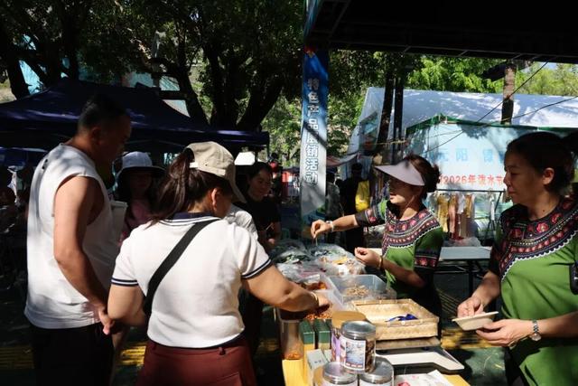 红河元阳14万游客泼热“水花经济”