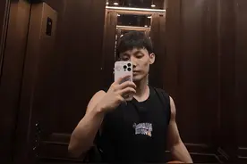 突发！胡明轩4年顶薪续约后，徐杰首次发声：好好生活，天天向上图片