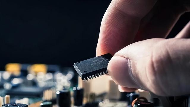 马斯克预言成真！全球抢购中国变压器，美国加税104%反被卡脖子