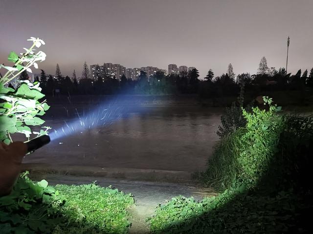 性能强悍又便携！凯瑞兹P2多用途笔形手电体验