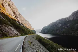 我63岁，突然明白了，所有的关系走到最后，只不过是相识一场图片