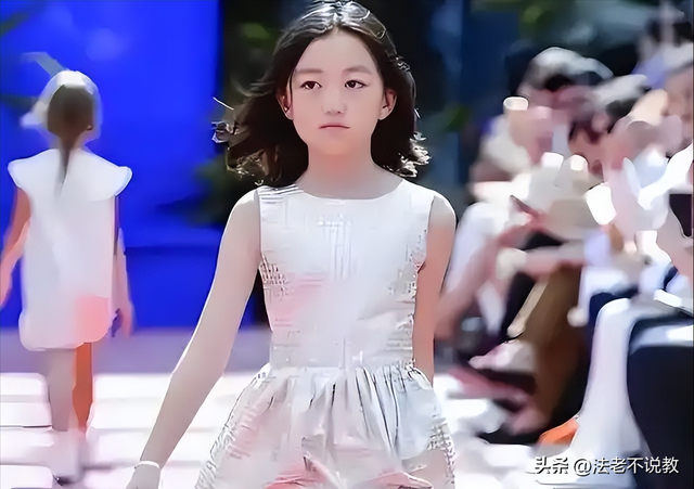 李亚鹏欠债4.6亿，19岁女儿李嫣却被全网逼债，王菲也护不住