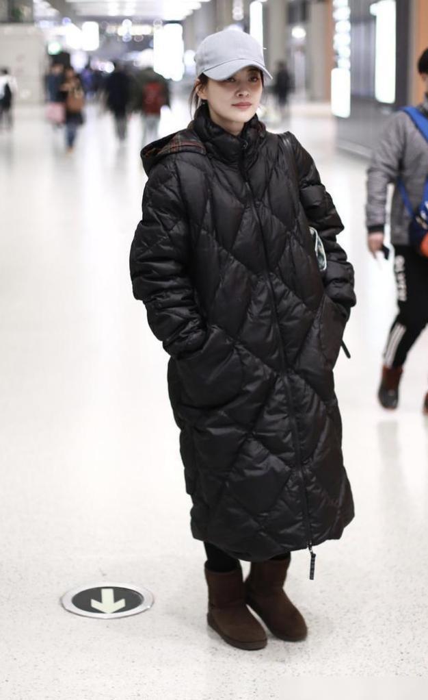 看了梅婷的穿搭	，我悟了：羽绒服不配半身裙	、高跟鞋，更高级惊艳