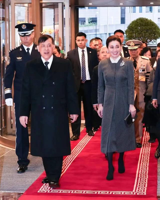 苏提达给泰王长脸了，衣着端庄、颜值高、气质好，太符合国人审美