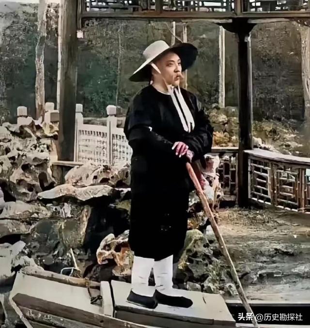 袁世凯的真实老照片：穿龙袍坐龙椅接受朝拜，姨太太确实漂亮！