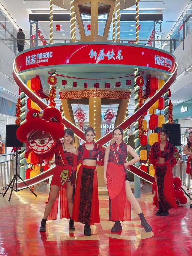 从寺庙到商场，年轻人为啥扎堆拜财神？购物中心的流量焦虑藏不住