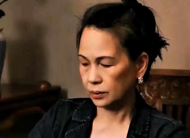 赖昌星前妻曾明娜现状：独居3000平老宅，种花做饭	，活成人生赢家