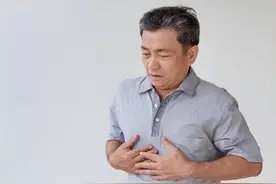 62岁大爷哮喘猝死，医生：日常不注意6事，铁打的喉部也顶不住图片