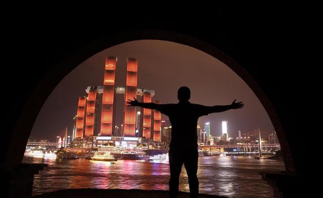 重庆和长沙这两大网红城市，哪个更好玩，实话实说差距还是比较大