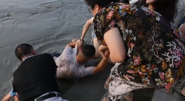 小伙跳水救人后续，妻子舍命搭救过程曝光，肤白貌美大长腿太漂亮