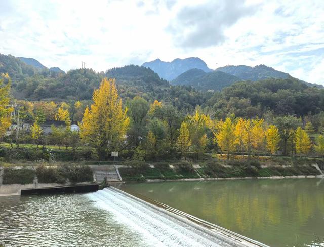 甘肃省徽县嘉陵江畔美景五彩斑斓