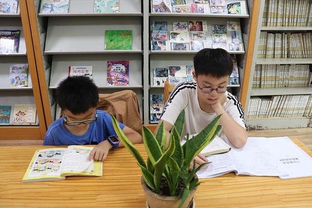 兴义：暑期文化场所人气爆棚 市民享"书香"与"光影"时光