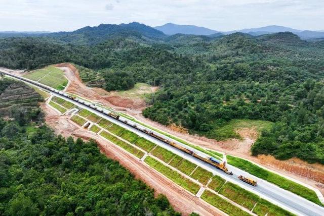 美媒：特朗普闯大祸了，他让北京知道，中国已够格跟我们坐一桌了