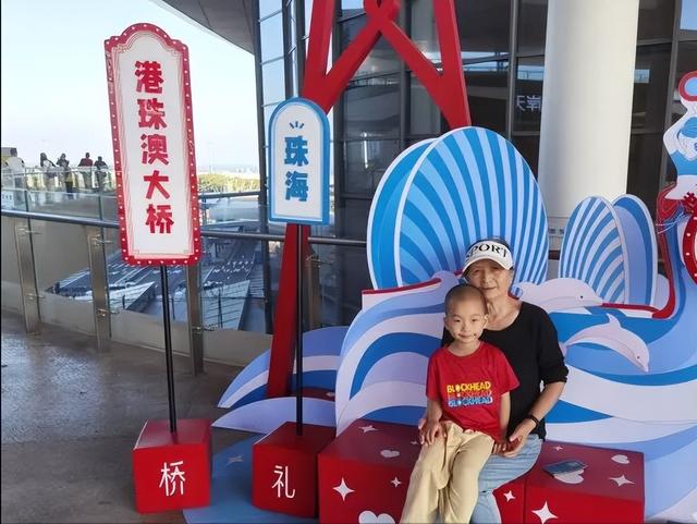 从小跟奶奶到处旅游，幼儿园一个月就去半天，杭州男孩上小学不习惯！奶奶：不后悔，但很感谢校长和老师