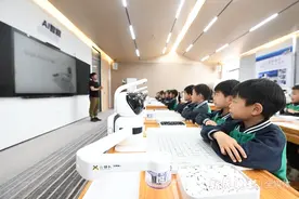 让学生获得更高效精准的围棋教学 上海明强小学启动“元萝卜围棋智能教室”图片