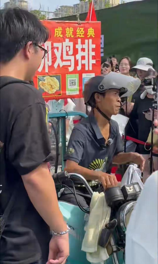 国庆爆火！“鸡排哥”与他的疯狂假期，是真火还是炒作？