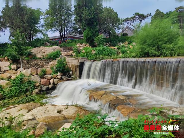 雨后虎山水库飞瀑如练 梳洗亭里听涛赏绿