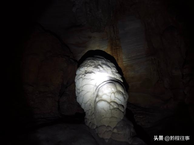 偏远乡野中寻找一个古寺遗址，探险一个深邃溶洞