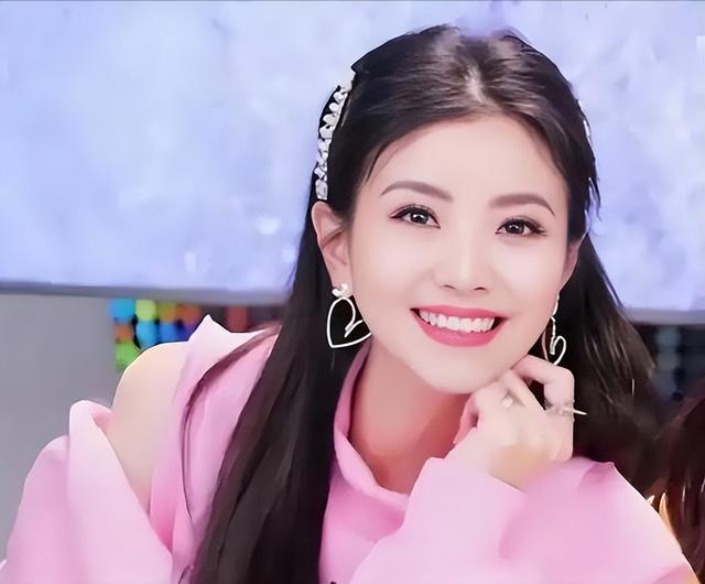 和撒贝宁同居四年，却转身和富豪在一起	，没想到如今沦落至此