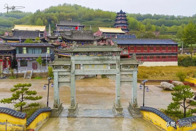 沙尔湾的历史悠久，村口大光明寺令人惊艳，竟是青海汉传佛教之首