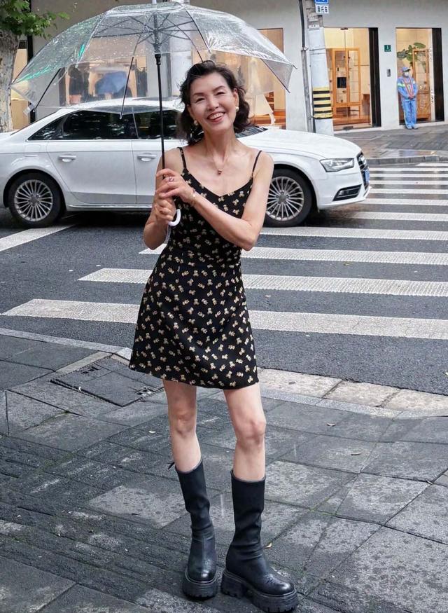 等我老了，绝不穿“花衣服”，瞧瞧这些60岁阿姨的打扮，多洋气