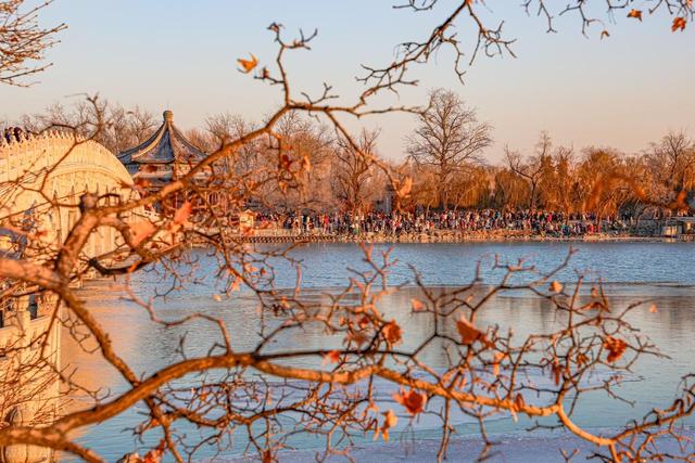 谁懂北京的浪漫？冬至前后 1 个月，十七孔桥桥洞点亮 17 盏金灯