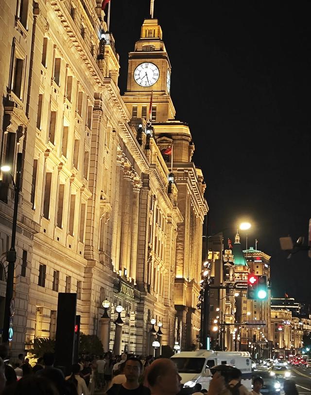 上海外滩近代建筑群夜景，让很多人停下了脚步！